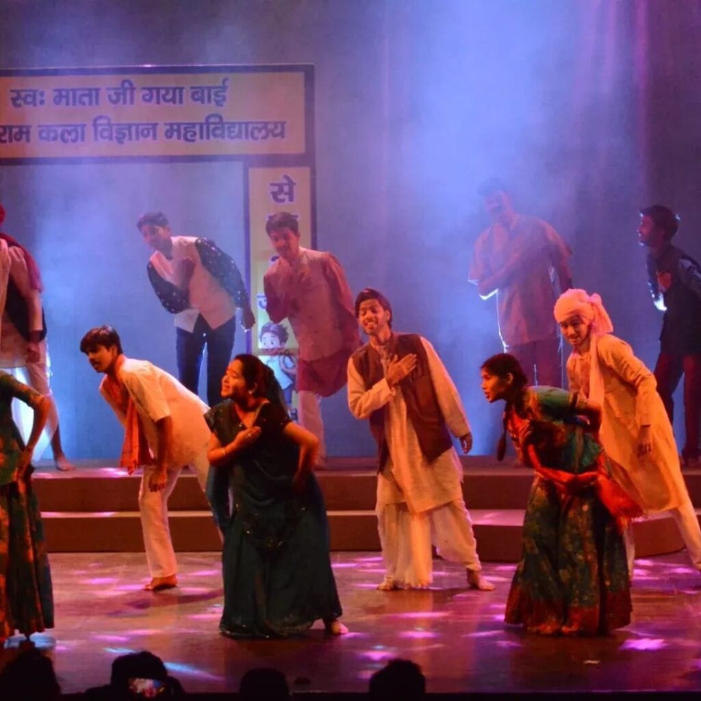 'जाति ही पूछो साधु की' के प्रदर्शन का छायाचित्र